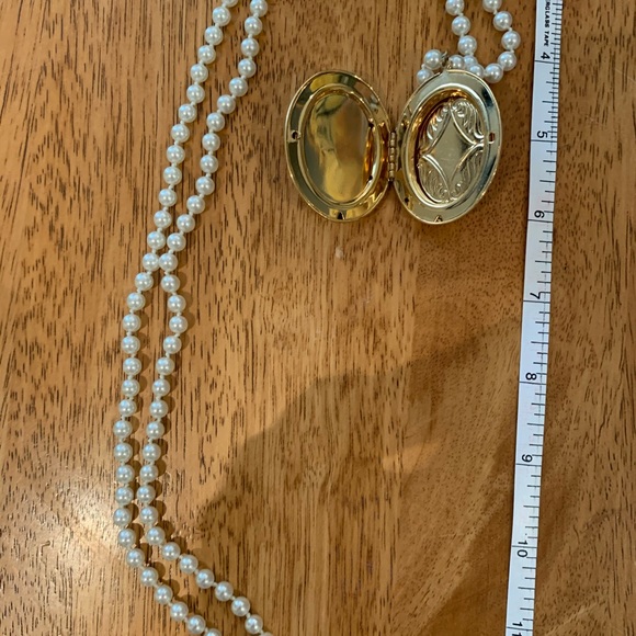 Vintage Floral and Gold Locket on Pearl NECKLACE - Picture 3 of 3